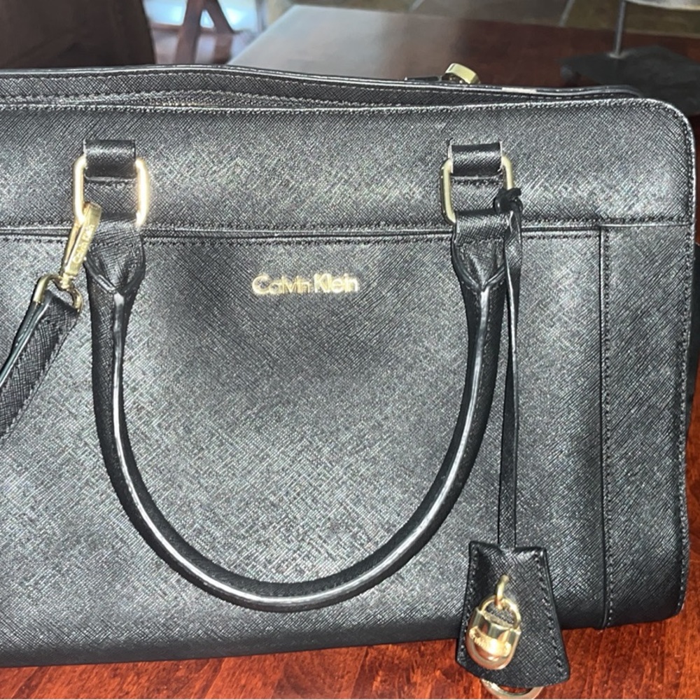 Lrg. Calvin Klein leather handbag, removable shoulder strap. Good used condition